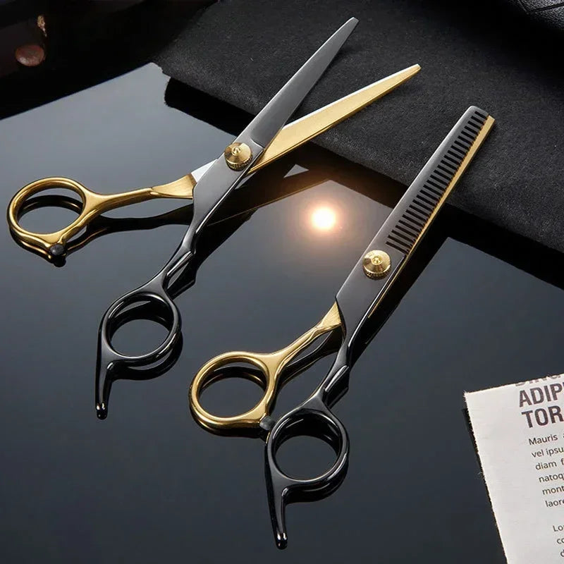 Ciseaux de coiffure professionnels avec finition noir et or, conçus pour offrir une coupe précise et nette, idéals pour les stylistes exigeants