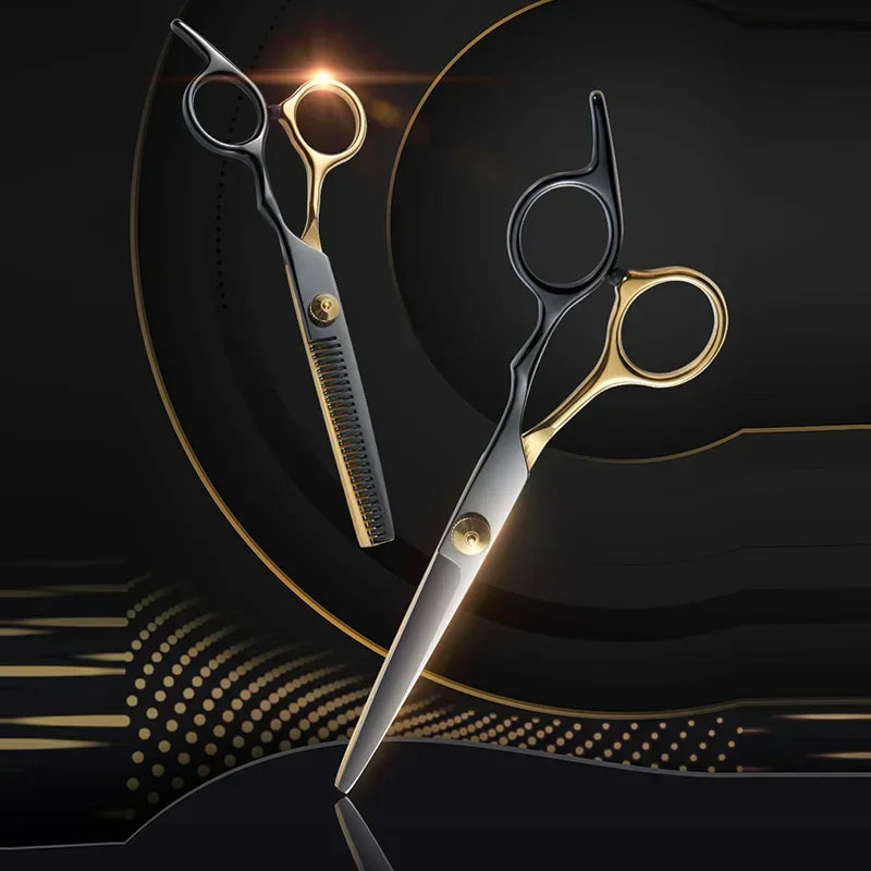 Ciseaux professionnels de coiffure avec finition noir et or, offrant une coupe précise et une prise confortable pour les coiffeurs expérimentés
