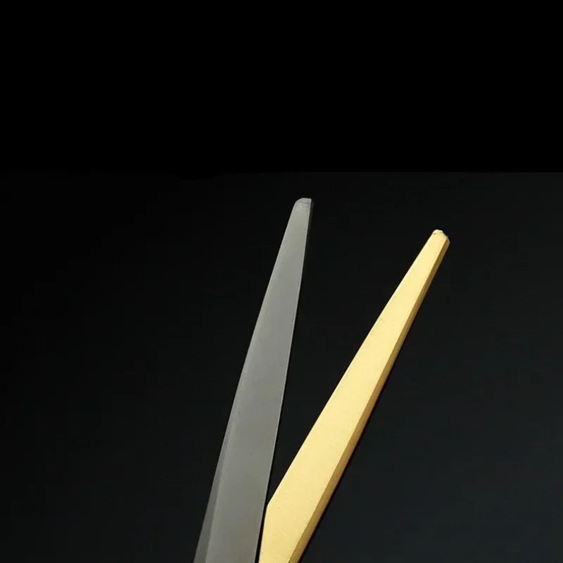 Ciseaux professionnels de taille précise, conçus pour une coupe nette et détaillée, idéals pour les coiffeurs cherchant une grande exactitude