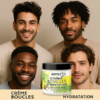 Quatre hommes aux cheveux bouclés de textures variées posent souriants autour d’un pot de crème boucles hydratation, sur fond beige doux.