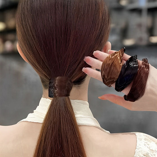 Femme avec queue de cheval porte un élastique à cheveux effet naturel pour un maintien sûr, sans abîmer les cheveux