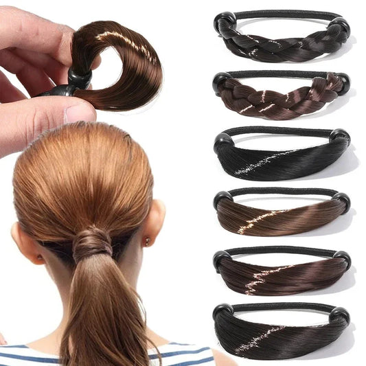 Femme porte un élastique et présentant des élastiques à cheveux synthétiques au look naturel pour une coiffure soignée et confortable, différentes variantes