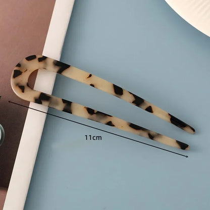 Épingle de 11 cm écaille de tortue, conçue pour fixer les cheveux de manière discrète et sécurisée, idéale pour les coiffures de tous les jours ou les occasions speciales