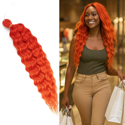 Femme métisse souriante en train de marcher dans un centre commercial avec des sacs de shopping, coiffée d’extensions ondulées orange vif. Une mèche de cheveux assortie est affichée à gauche sur fond blanc.

