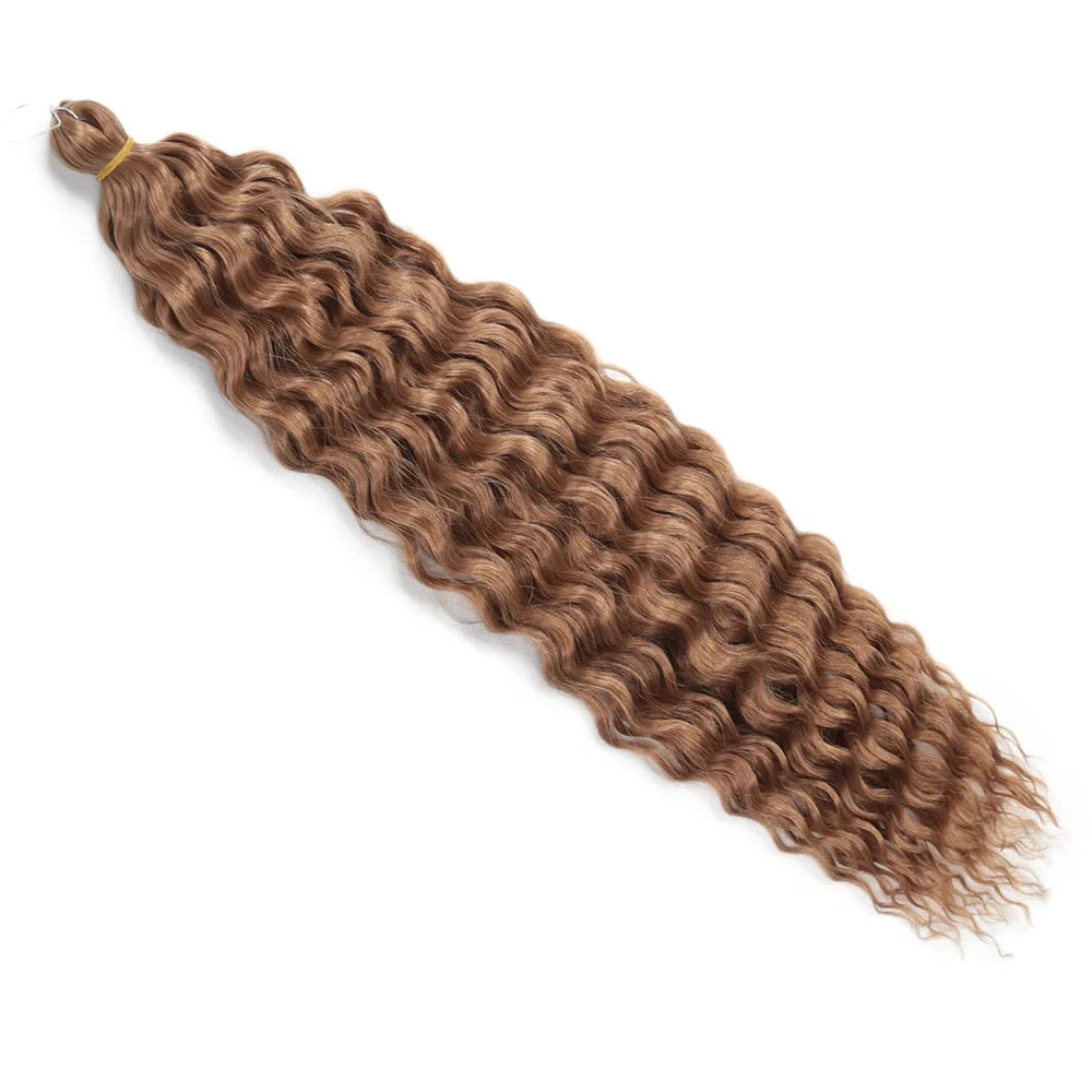 Mèche de cheveux ondulée chatain, attachée par un élastique jaune, posée sur fond blanc.


