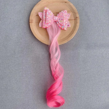 Extension de cheveux avec barrette en forme de nœud rose, ajoutant une touche douce et féminine à la coiffure