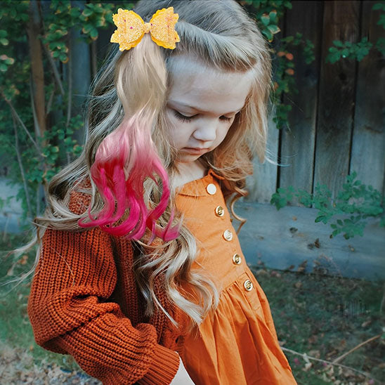 Extension de cheveux avec une barrette en forme de nœud ColorPop, ajoutant une touche de couleur et de volume aux cheveux