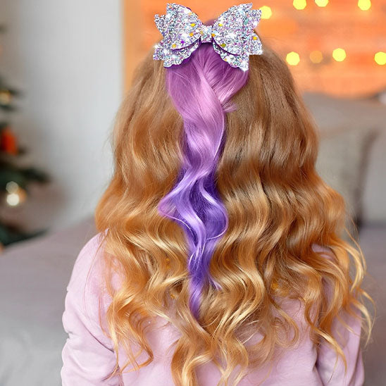 Extension de cheveux avec une barrette en joli nœud ColorPop, ajoutant une touche colorée et élégante aux cheveux