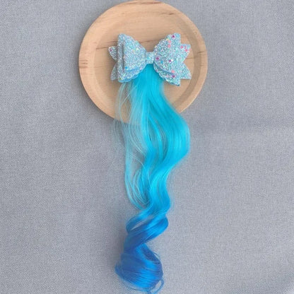 Extension de cheveux avec barrette en forme de nœud bleu, ajoutant une touche douce et féminine à la coiffure