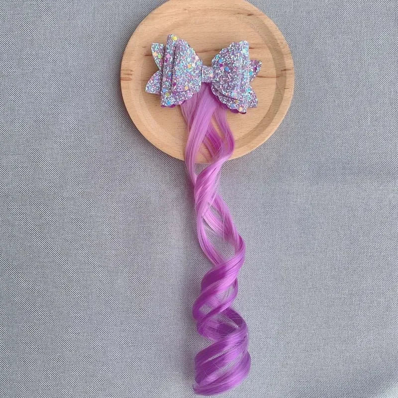 Extension de cheveux avec barrette en forme de nœud violet, ajoutant une touche douce et féminine à la coiffure