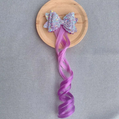 Extension de cheveux avec barrette en forme de nœud violet, ajoutant une touche douce et féminine à la coiffure