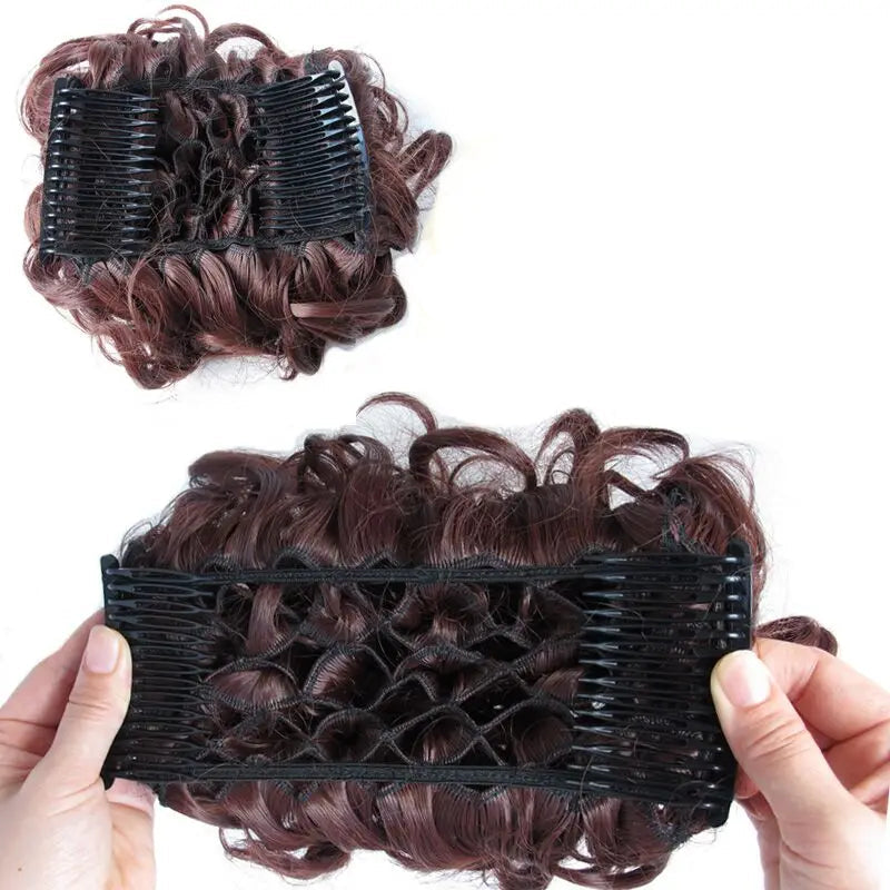 Extension de cheveux chignon elastique postiche bouclé, idéal pour ajouter du volume et de la texture à vos coiffures. Ce chignon est fabriqué à partir de cheveux synthétiques ou humains, offrant des boucles naturelles et élégantes. Facile à installer en quelques secondes, il vous permet de créer un look chic et sophistiqué pour toutes les occasions, que ce soit pour un événement spécial ou une soirée 