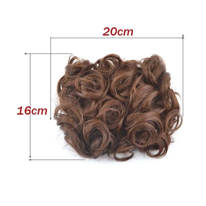 Extension de cheveux chignon postiche bouclé avec dimensions, idéal pour ajouter du volume et de la texture à vos coiffures. Ce chignon est fabriqué à partir de cheveux synthétiques ou humains, offrant des boucles naturelles et élégantes. Facile à installer en quelques secondes, il vous permet de créer un look chic et sophistiqué pour toutes les occasions, que ce soit pour un événement spécial ou une soirée 
