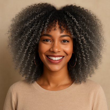 Metisse portant perruque afro poivre et sel, grise, en cheveux synthétiques, parfaite pour un volume maximal et un look audacieux ,  idéale pour un style moderne et facile à entretenir.