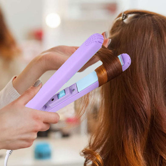 Fille utilisant un fer à lisser mini pour boucler ses cheveux , pourvoyage, parfait pour un coiffage rapide et facile en déplacement.