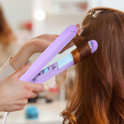 Fille utilisant un fer à lisser mini pour boucler ses cheveux , pourvoyage, parfait pour un coiffage rapide et facile en déplacement.