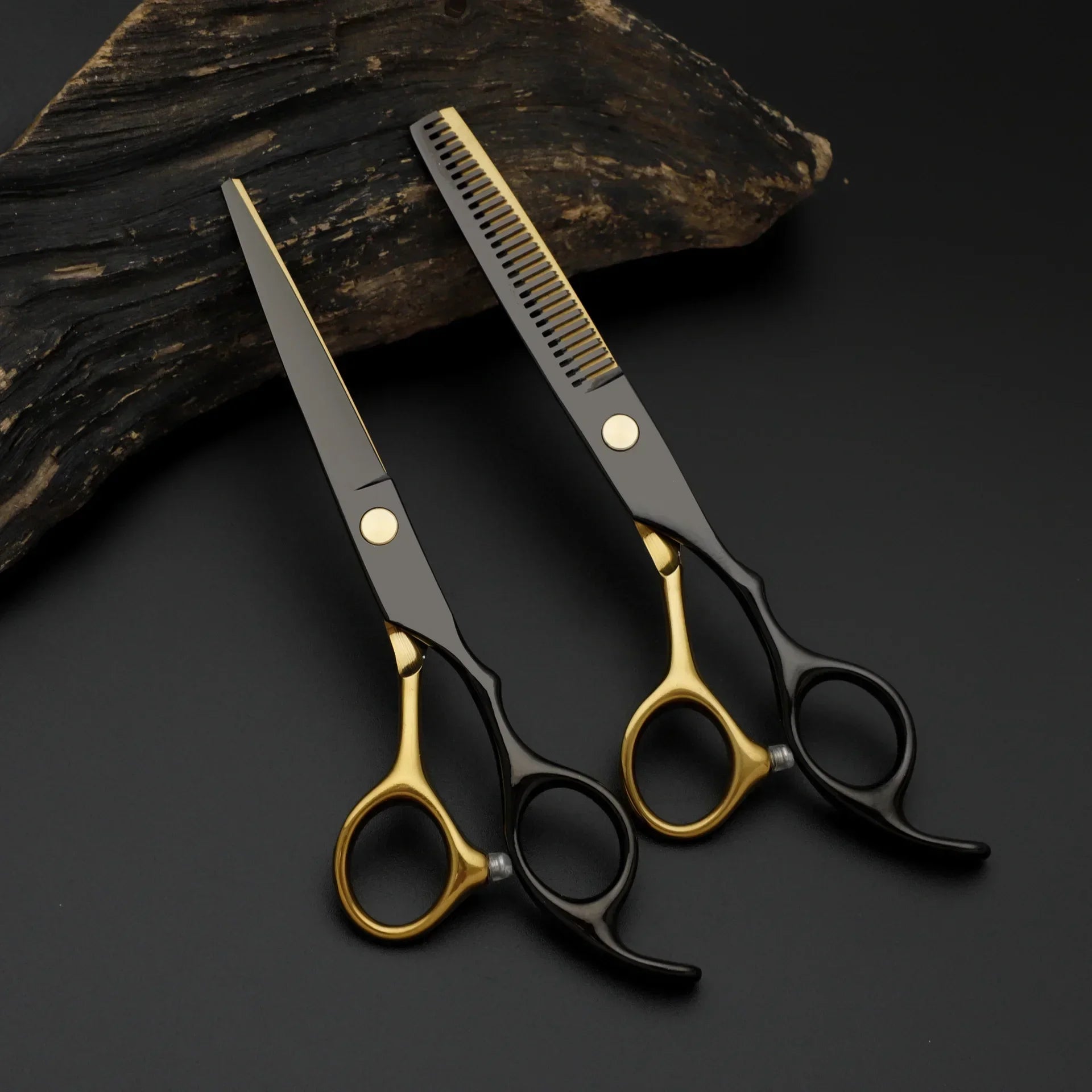 Lot de 2 ciseaux de coiffure professionnels, conçus pour des coupes nettes et précises, idéals pour les stylistes et coiffeurs exigeants