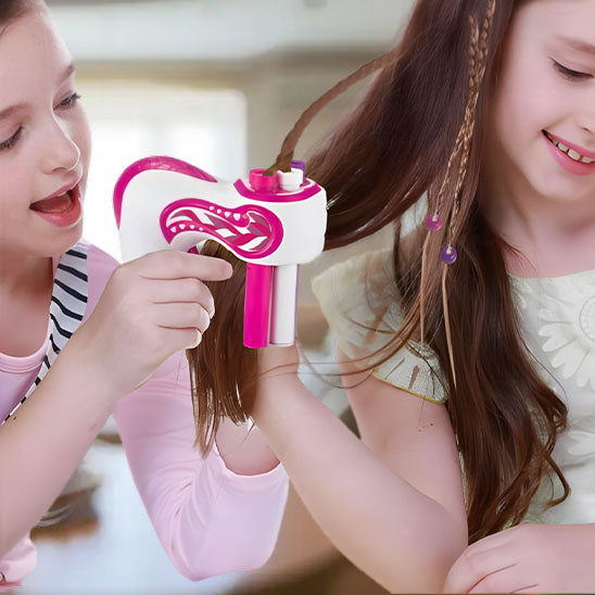 Filles qui se servent d'une machine innovante à tresses, qui facilite la création de tresses de différentes sortes pour des coiffures tendance et sans effort. 