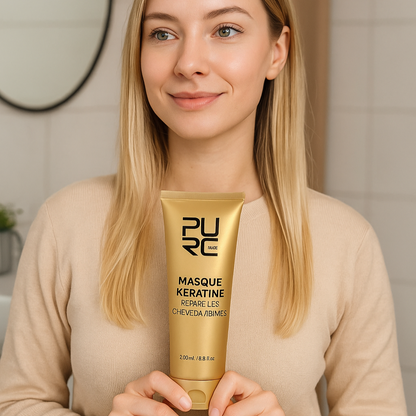 Portrait carré d’une femme blonde en salle de bain, présentant un masque à la kératine pour cheveux.