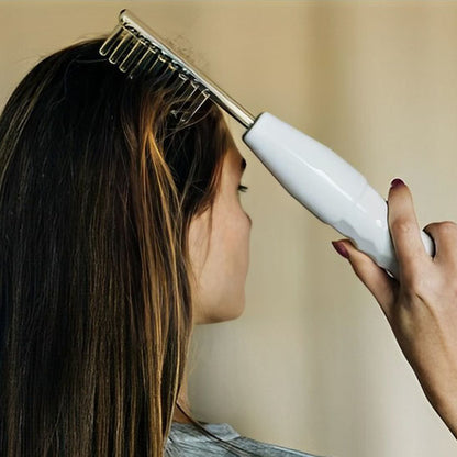 Peigne pour cuir chevelu avec vibrations, conçu pour masser en douceur et stimuler la circulation sanguine, favorisant ainsi la santé des cheveux