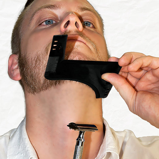 Homme utilise peigne de contour barbe – outil de précision pour tracés nets et symétriques, idéal pour un style soigné à la maison