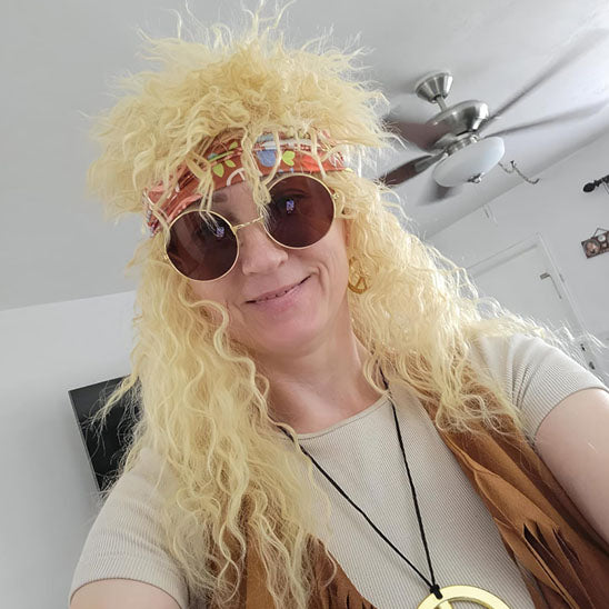 Perruque blonde inspirée des années 70-80, au style hippie, avec des cheveux longs et ondulés pour un look rétro et bohème