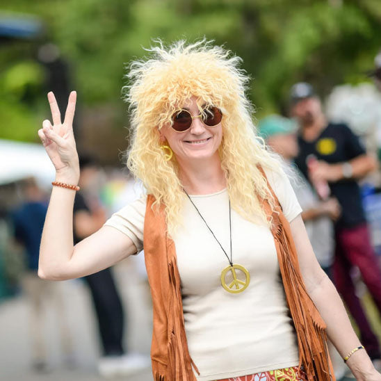 Perruque hippie des années 70-80 avec frange et volume afro, offrant un look rétro audacieux et un style bohème