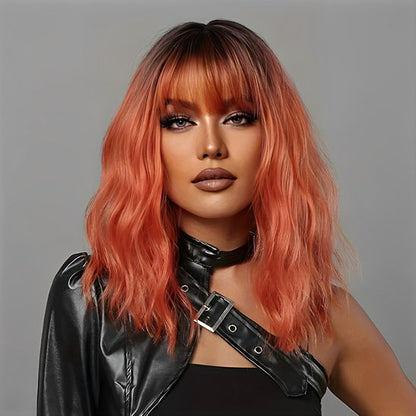Perruque mi longue auburn, en fibre synthétique, offrant un look élégant et tendance. 