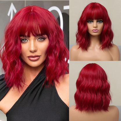 Perruque mi longue ondulée rouge, en fibre synthétique, offrant un look élégant et tendance. 