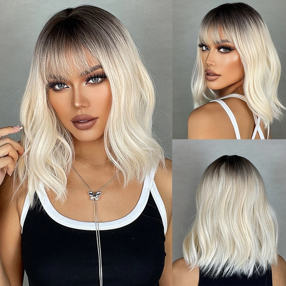 Perruque mi longue blonde platine, idéale pour un style moderne et facile à entretenir.