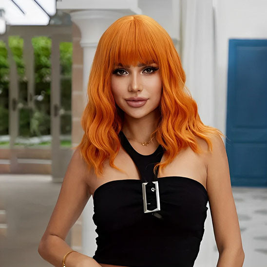 Perruque mi longue rousse, en fibre synthétique, offrant un look élégant et tendance. 