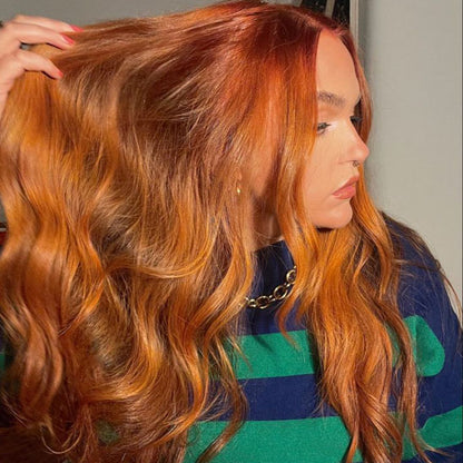 Femme avec belle et longue chevelure rousse