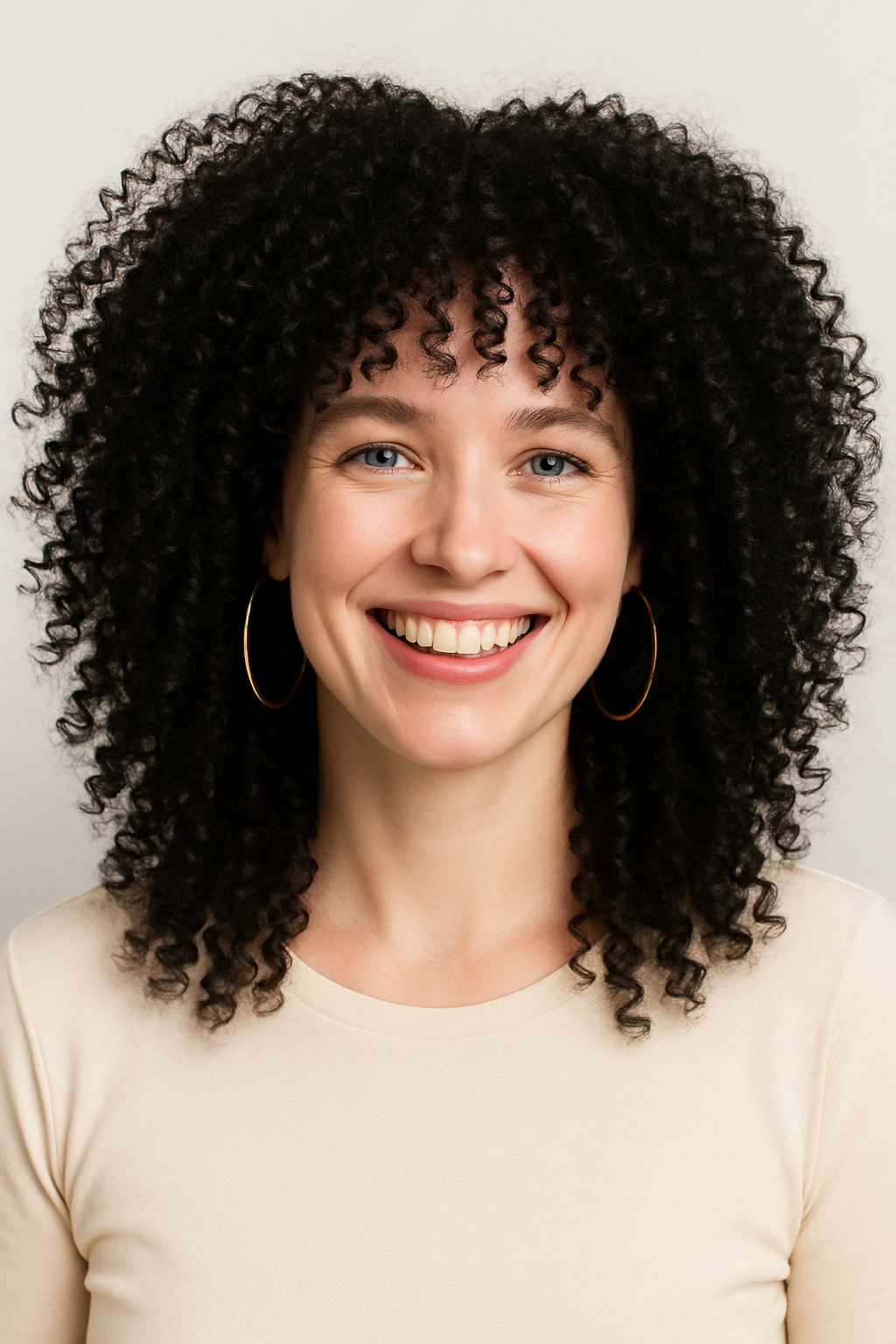 Femme blanche porte perruque afro brune en cheveux synthétiques, parfaite pour un volume maximal et un look assuré.