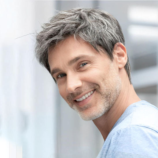 Homme porte perruque pour homme grisonnante ,  une excellente solution pour camoufler la calvitie ou la perte de cheveux, tout en offrant un look naturel et élégant