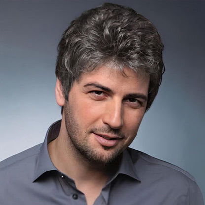 Homme seduisant porte perruque pour homme grise ,  une excellente solution pour camoufler la calvitie ou la perte de cheveux, tout en offrant un look naturel et élégant