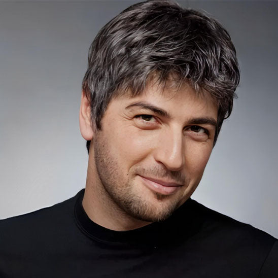 Homme souriant  porte perruque pour homme grise ,  une excellente solution pour camoufler la calvitie ou la perte de cheveux, tout en offrant un look naturel et élégant