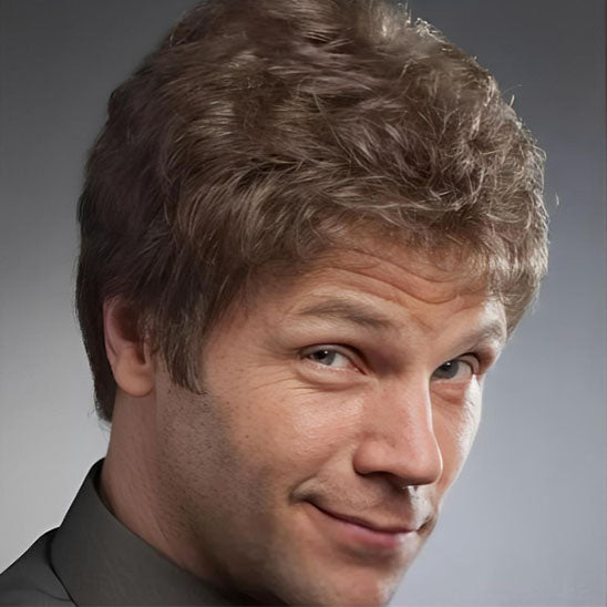 Homme porte perruque pour homme blond tirant sur le gris ,  une excellente solution pour camoufler la calvitie ou la perte de cheveux, tout en offrant un look naturel et élégant