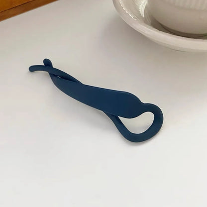 Pince à cheveux en plastique bleu, de taille moyenne, conçue pour maintenir les cheveux en place de manière pratique et sécurisée, avec un design simple et fonctionnel