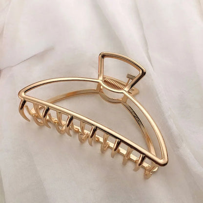 Pince à cheveux décorative en métal doré, pour un maintien solide et un style raffiné. Pince à cheveux élégante en métal, idéale pour maintenir les coiffures en place toute la journée.