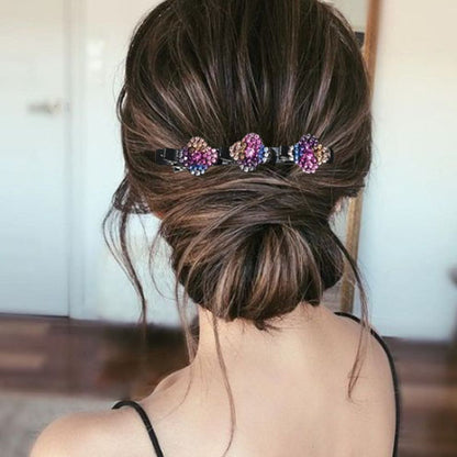 Femme portant un accessoire de coiffure pour mariage, pince décorative avec détail en cristaux pour ajouter de l'éclat à votre coiffure. Pince à cheveux mariage a strass , idéale pour une coiffure délicate et romantique