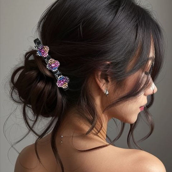 Femme avec chignon décorée une pince à strass. Pince à cheveux , parfaite pour créer des coiffures relevées ou des chignons