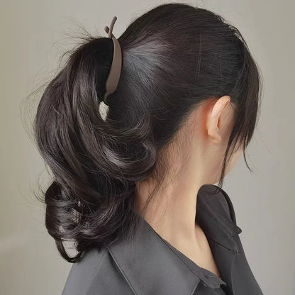 femme portant une pince à cheveux élégante, conçue pour maintenir les cheveux en place avec style et confort, idéale pour un usage quotidien ou pour des coiffures spéciales.