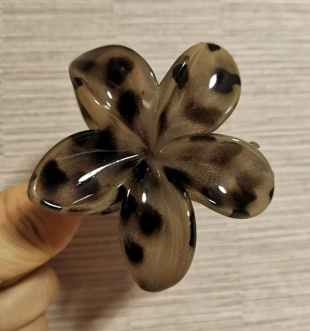 Pince à cheveux en forme de fleur, en plastique léger, motif léopard gris – parfaite pour un look chic et naturel à la plage