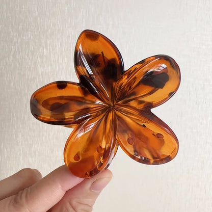 Pince à cheveux en forme de fleur, en plastique léger, motif léopard – parfaite pour un look chic et naturel à la plage