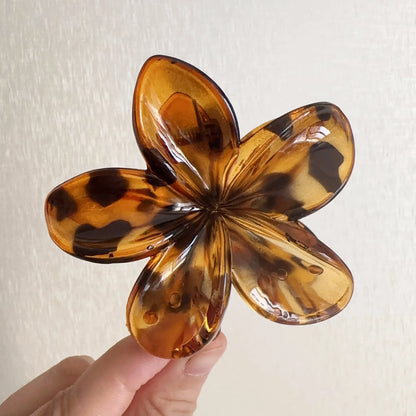 Pince à cheveux en forme de fleur, avec un motif léopard aux tons bruns et noirs