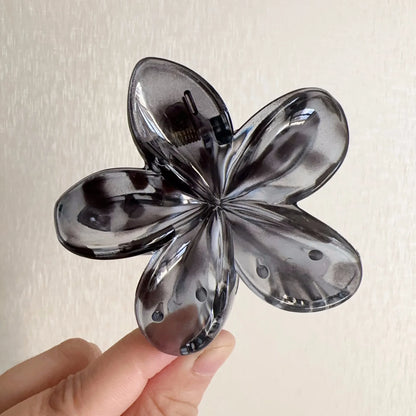 Pince à cheveux en forme de fleur, au motif léopard gris chic et discret – un accessoire élégant pour toutes les occasions