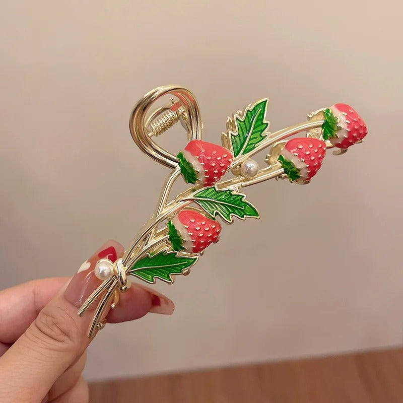 Pince en fer avec fraises, pince à cheveux décorative, pour un maintien solide et un style raffiné. Pince à cheveux élégante en métal, idéale pour maintenir les coiffures en place toute la journée.