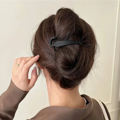 femme chignon avec Pince à cheveux torsadée minimaliste élégante