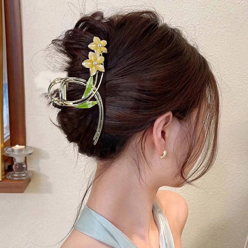 Pince à cheveux élégante en métal, idéale pour maintenir les coiffures en place toute la journée.