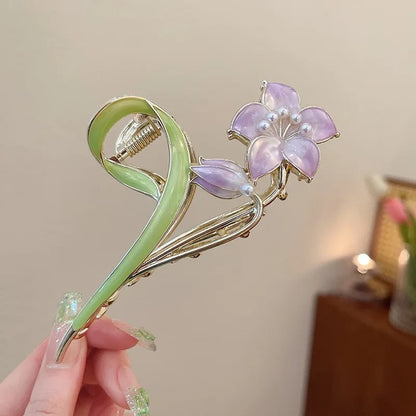 Pince à cheveux élégante en métal, idéale pour maintenir les coiffures en place toute la journée.